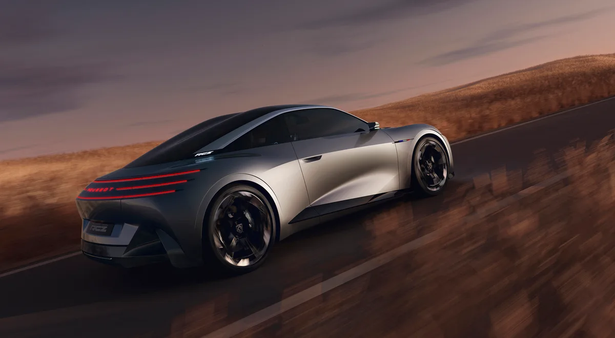 Peugeot RCZ Vision gris visto desde atrás en tres cuartos mientras circula por una carretera