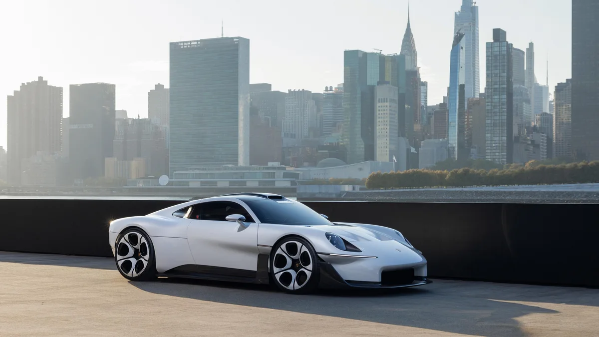 Porsche Mission S blanco de perfil y tres cuartos delantero frente a los rascacielos de Manhattan, Nueva York.