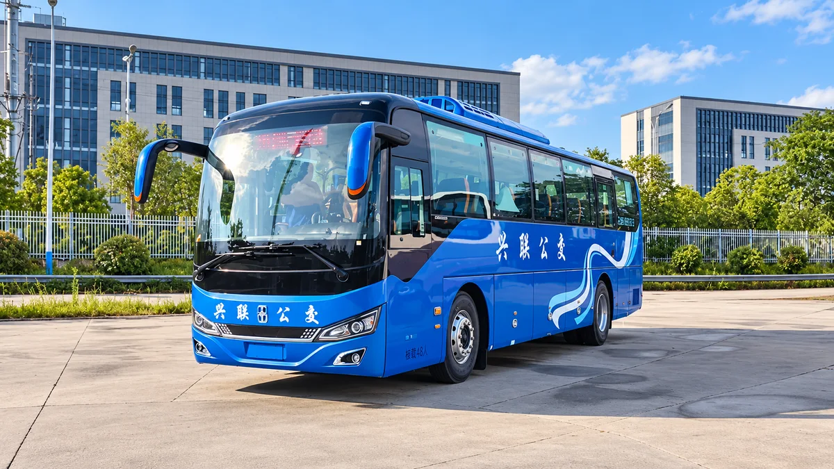 Ilustración de un autocar azul Asiastar X11E visto de tres cuartos, con grandes espejos azules, ventanales oscuros, rotulación china blanca y franjas curvas en el lateral.