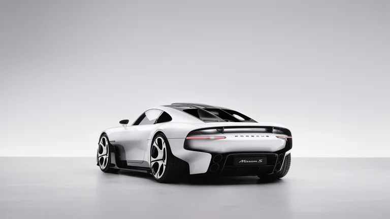 Porsche Mission S blanco visto desde atrás con alerón, luces horizontales y difusor