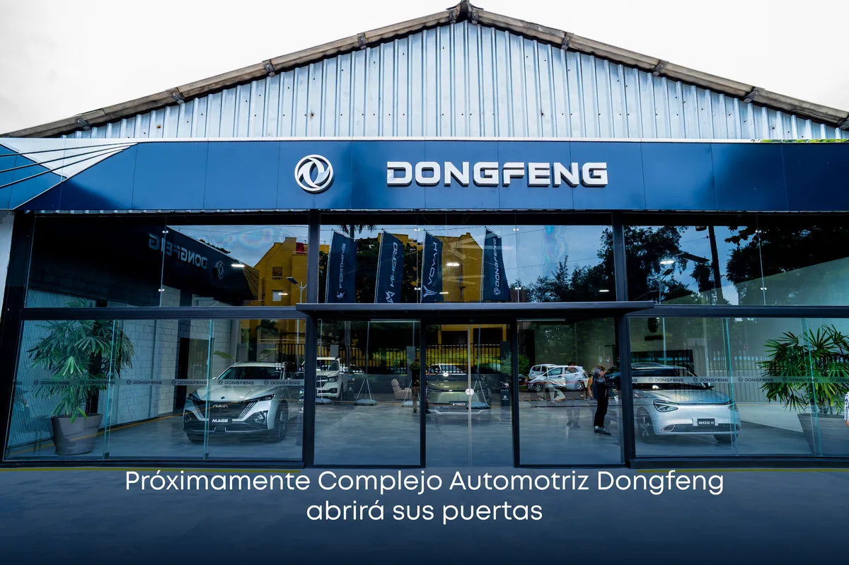 Vista exterior del nuevo complejo automotriz Dongfeng en La Habana, con un SUV VOYAH frente a la fachada.