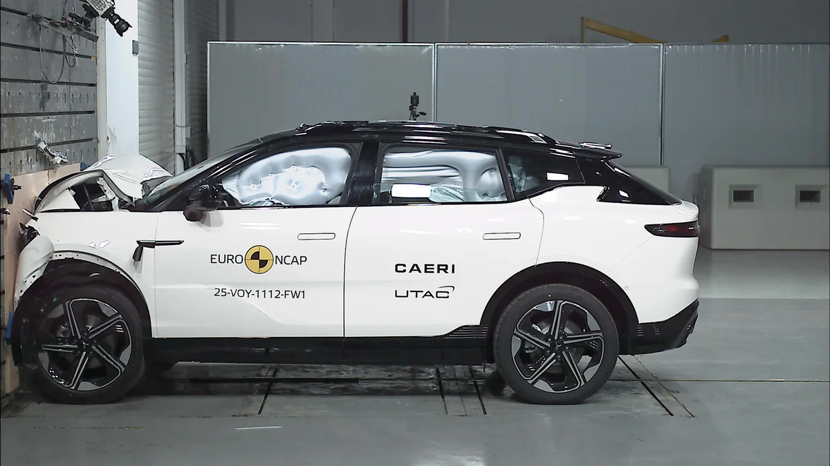 VOYAH Courage blanco durante la prueba de choque frontal contra barrera rígida de ancho completo de Euro NCAP en 2025, con los airbags desplegados.
