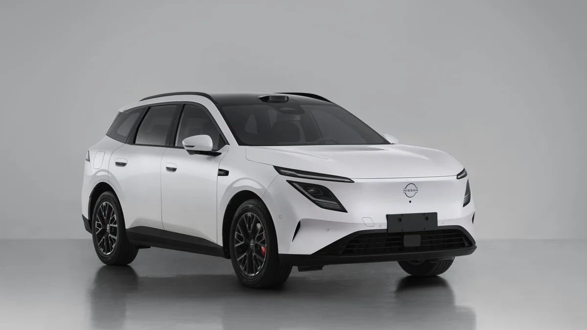 Dongfeng Nissan NX7 blanco visto de tres cuartos delanteros, con techo negro, sensor LiDAR y faros divididos en dos niveles.