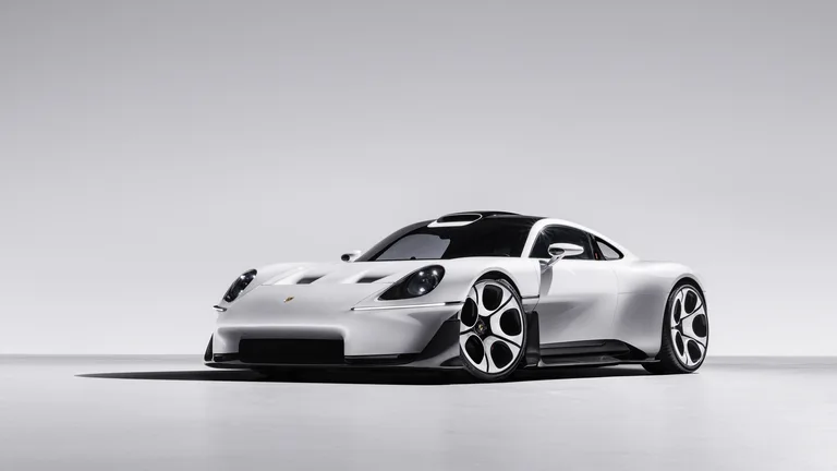 Porsche Mission S blanco de tres cuartos delantero con carrocería baja, faros ovalados y grandes llantas
