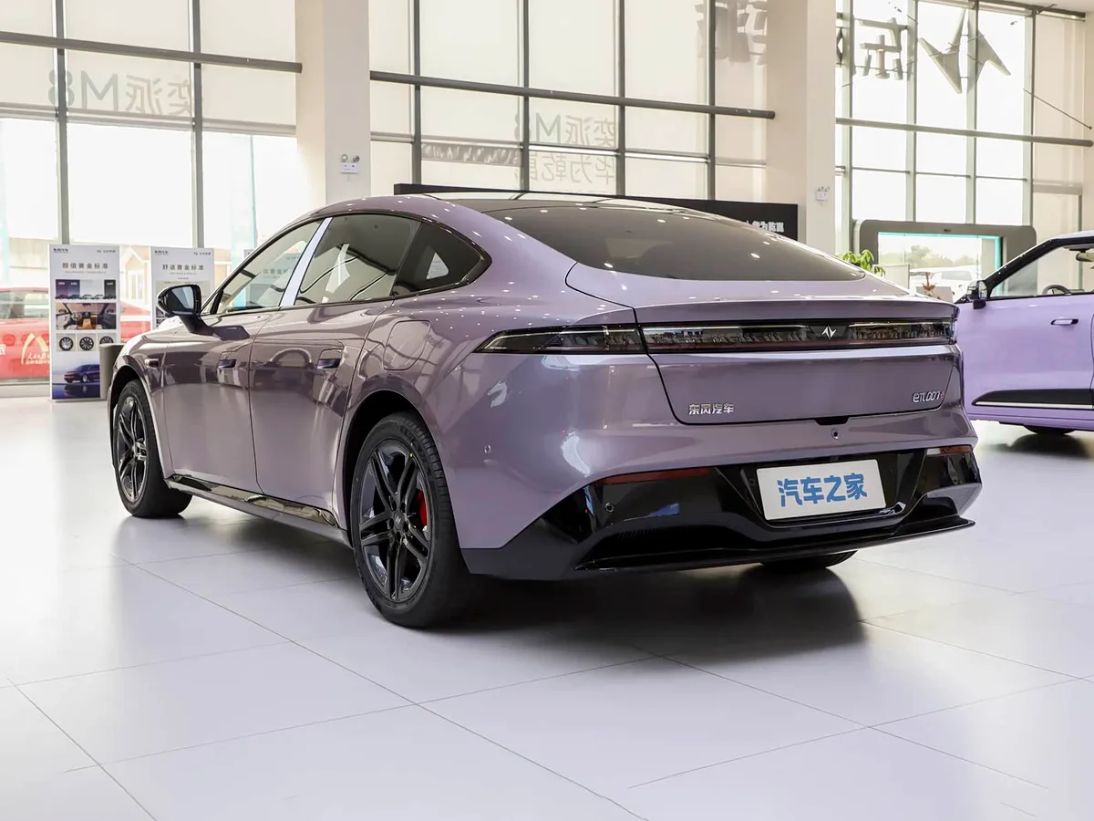 Parte trasera y lateral de un Dongfeng eπ007 violeta en una exposición, con pilotos que recorren el ancho del vehículo.