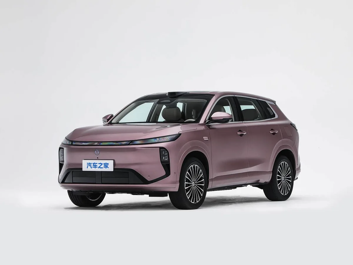 Dongfeng Fengshen L8+ rosa visto de frente y de lado, con sensor LiDAR en el techo y fondo blanco.