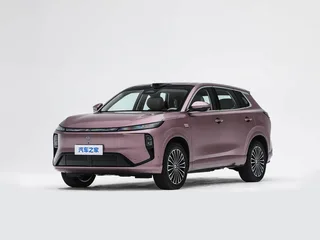Dongfeng Fengshen L8+ rosa visto de frente y de lado, con sensor LiDAR en el techo y fondo blanco.