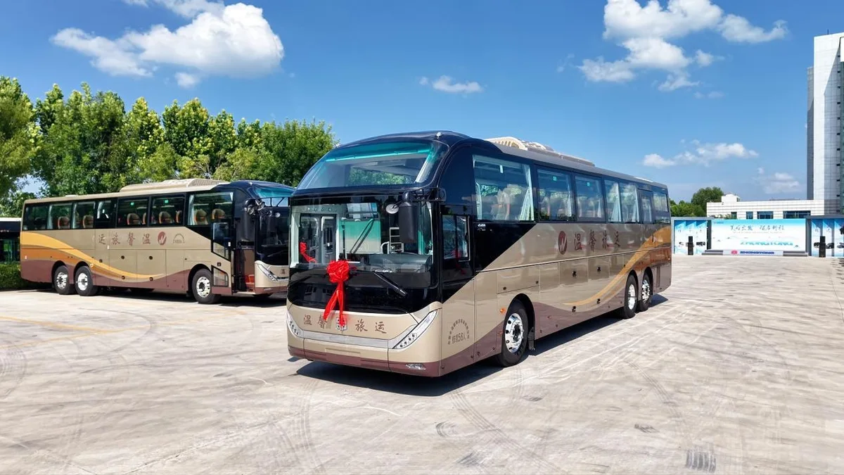Autocar eléctrico Zhongtong H13E para transporte de pasajeros de larga distancia.