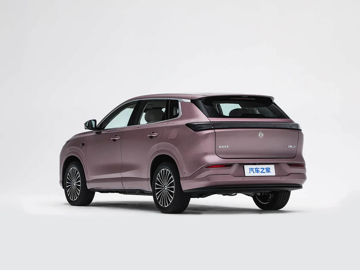 Dongfeng Fengshen L8+ rosa visto desde atrás en tres cuartos, con pilotos unidos por una franja horizontal y techo negro.