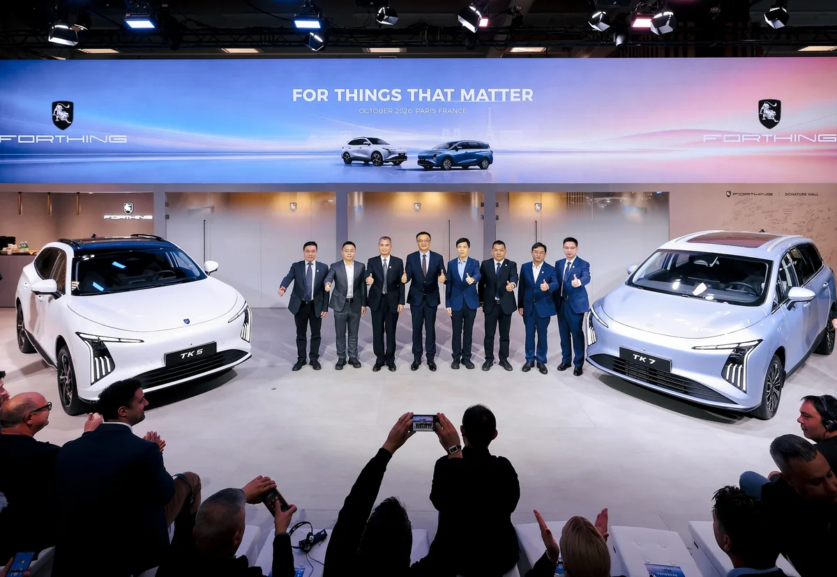 Presentación de los SUV FORTHING TK5, a la izquierda, y TK7, a la derecha, en el Salón del Automóvil de París 2026, con representantes de la marca entre ambos vehículos.