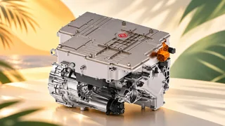 Ilustración de una unidad de propulsión Dongfeng Mach Power, con carcasa metálica y conectores naranjas, sobre un fondo tropical abstracto.