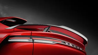 Detalle de la zaga del VOYAH Passion S rojo, con alerón deportivo, luces traseras y emblema VOYAH.