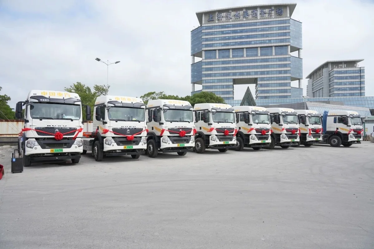 Camiones de Sinotruk en la imagen de portada de una noticia sobre entregas de vehículos eléctricos para logística en China.
