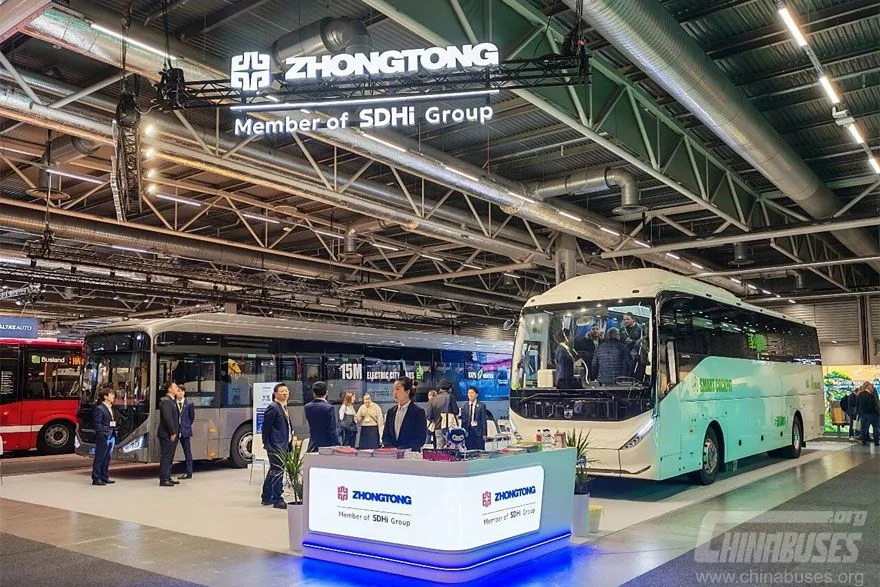 Stand de Zhongtong en Persontrafik 2026, Estocolmo, con autobuses expuestos.