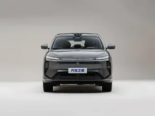 Vista frontal de un Dongfeng Fengshen L8+ gris, con franja luminosa horizontal y módulo LiDAR sobre el parabrisas.