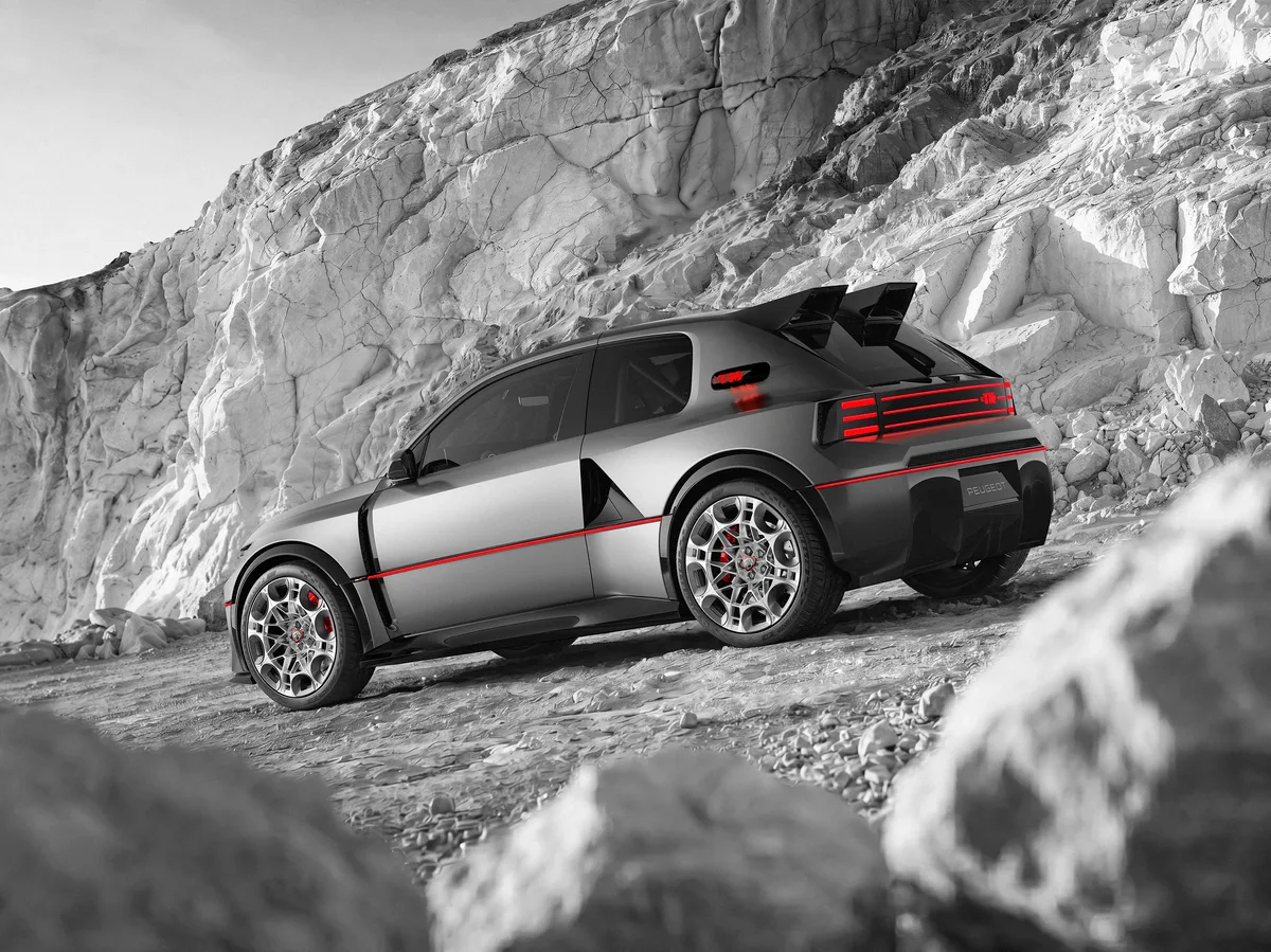 Peugeot E-T16 Concept visto desde atrás en un paisaje rocoso