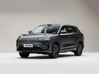 Dongfeng Fengshen L8+ gris oscuro visto desde el frente en tres cuartos, con llantas multirradio y sensor LiDAR en el techo.