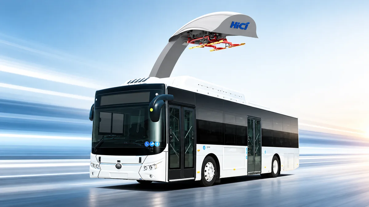 Ilustración de un autobús eléctrico urbano blanco y negro bajo un pantógrafo de carga HICI elevado, en un entorno minimalista azul.