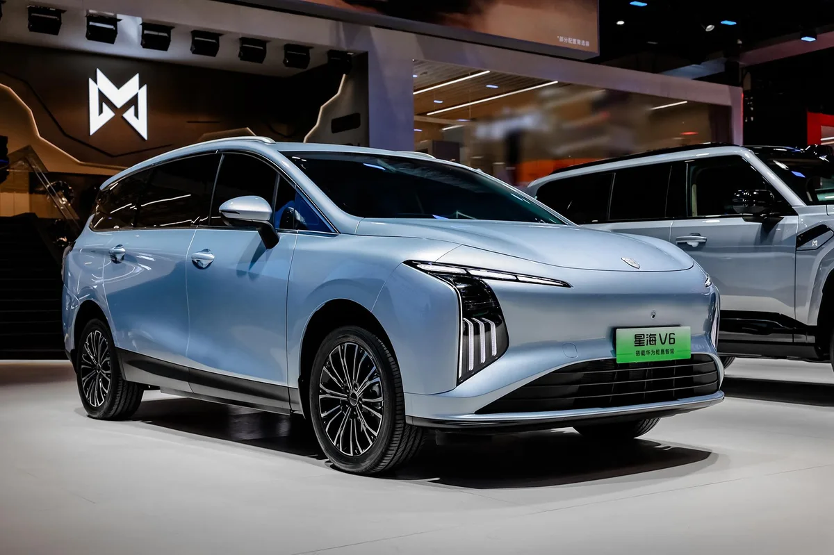 Dongfeng Forthing Xinghai V6, SUV eléctrico familiar de seis plazas, en una imagen del fabricante.