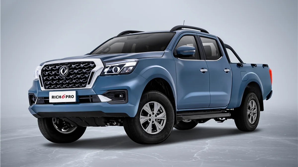 Camioneta pickup Dongfeng RICH 6 Pro azul, de doble cabina, vista desde el frente y el lateral izquierdo sobre un fondo gris.