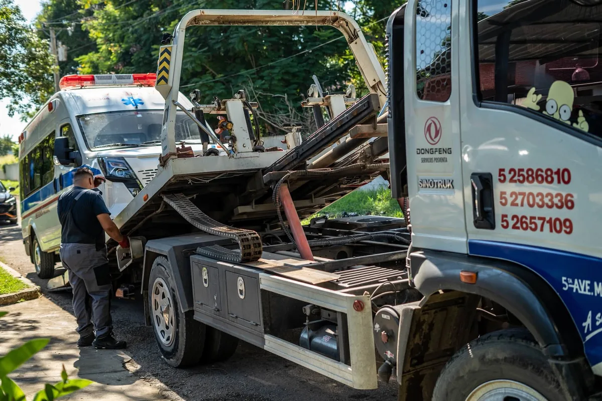 Operario junto a una grúa de plataforma de 5ta Avenida Motores durante la asistencia a una ambulancia en La Habana.