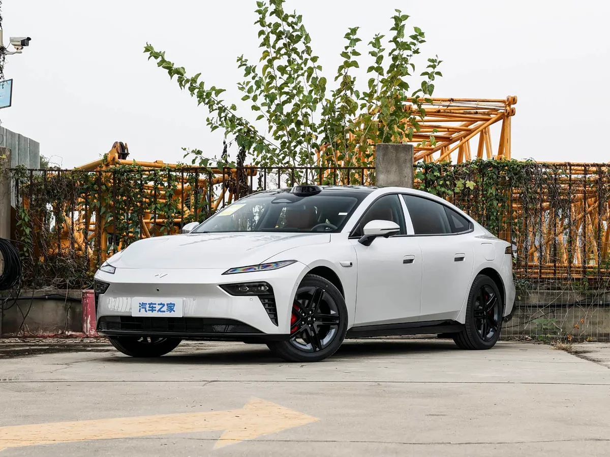 Dongfeng eπ007 blanco fotografiado desde un ángulo delantero, con faros estilizados, ruedas oscuras y sensor de techo.