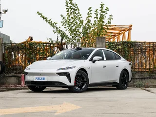 Dongfeng eπ007 blanco fotografiado desde un ángulo delantero, con faros estilizados, ruedas oscuras y sensor de techo.