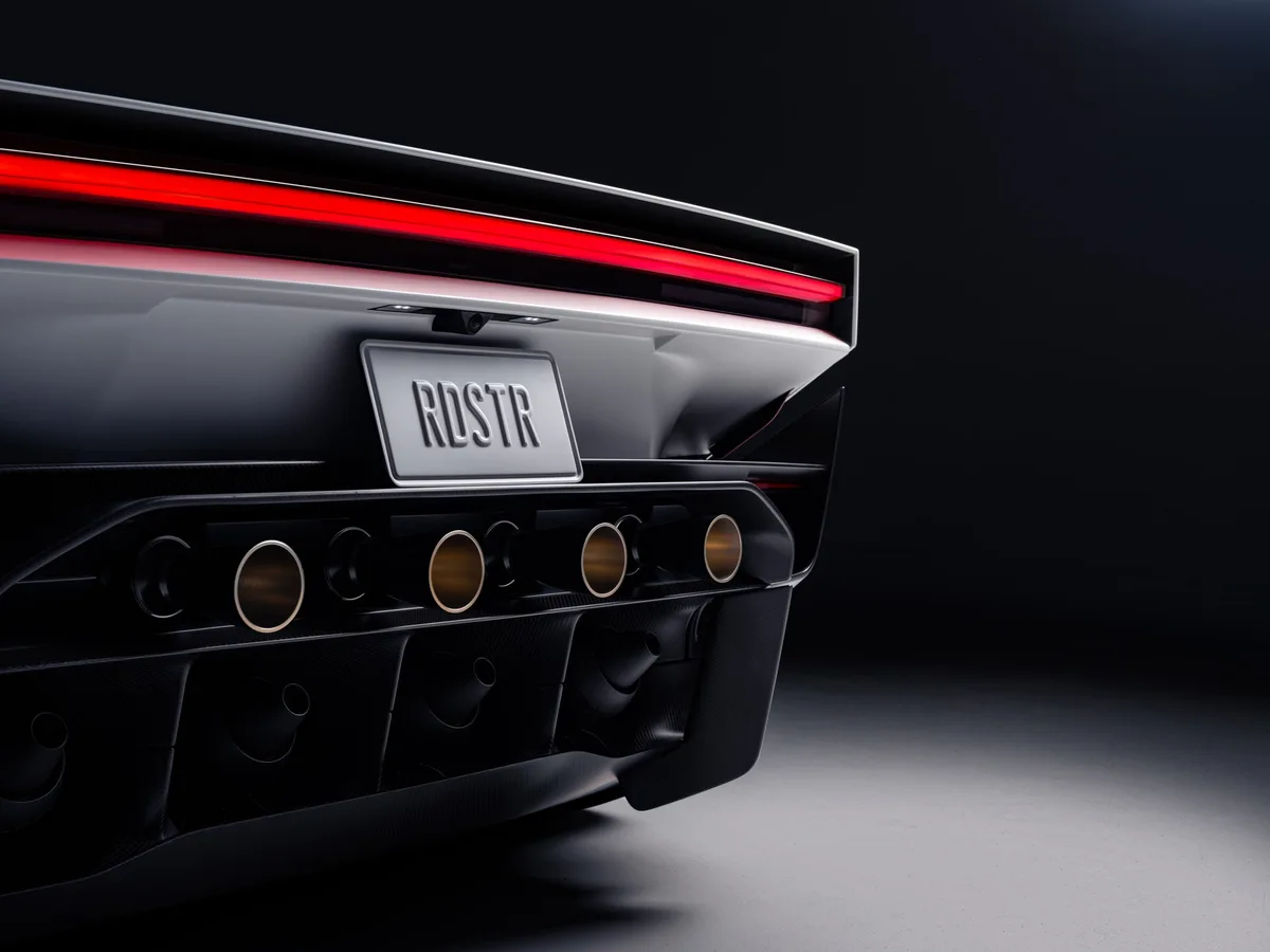 Detalle de la parte trasera del Tesla Roadster, con conductos circulares bajo la matrícula