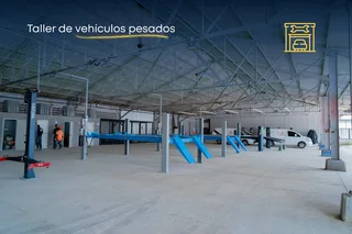 Interior del taller de vehículos pesados del nuevo complejo automotriz Dongfeng en La Habana.